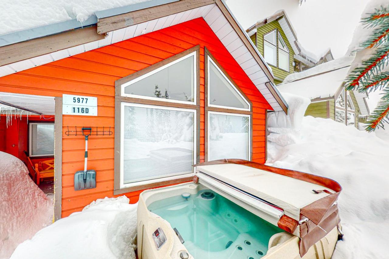 Snow Pines & Ice And Cozy Villa Big White Екстериор снимка