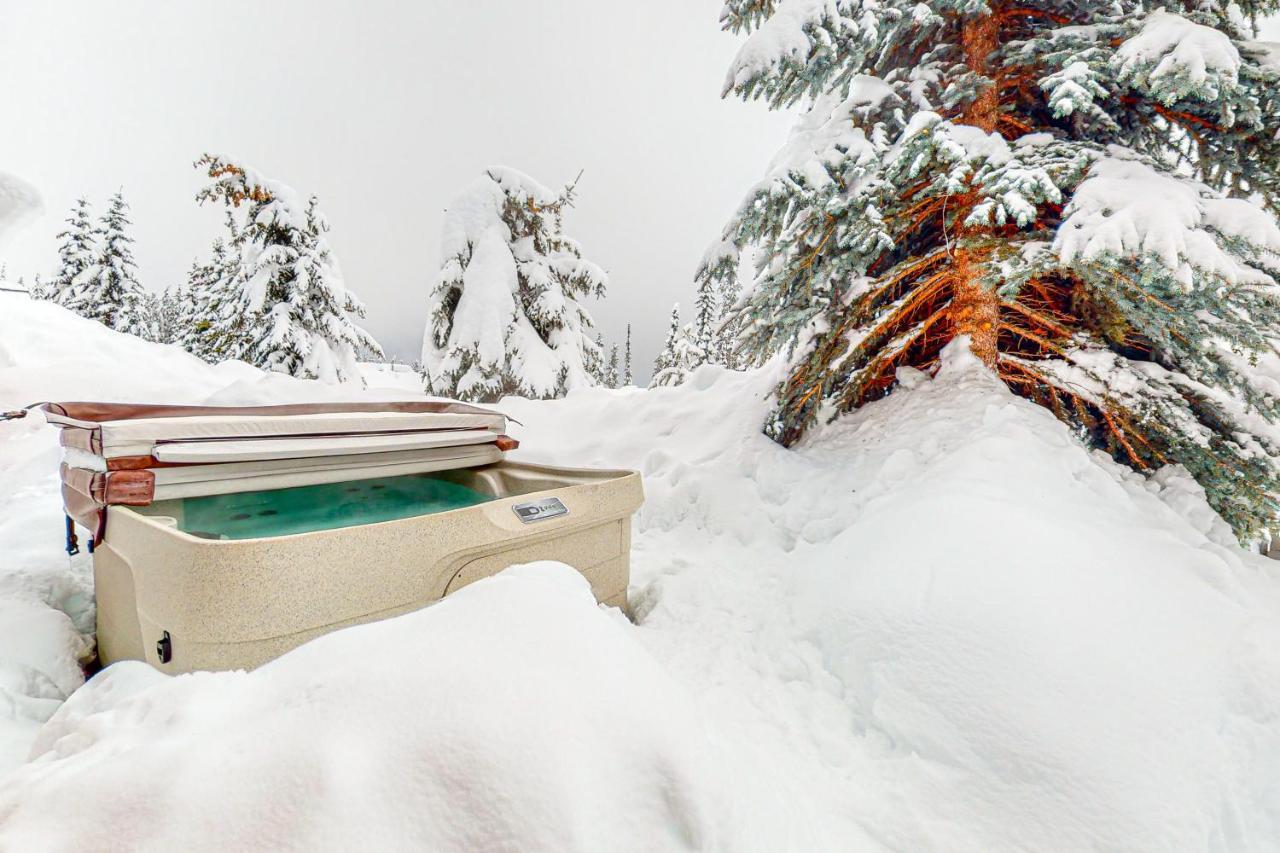 Snow Pines & Ice And Cozy Villa Big White Екстериор снимка